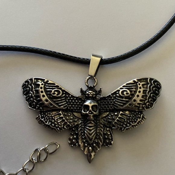 New skull moth pendant necklace - Picture 4 of 4